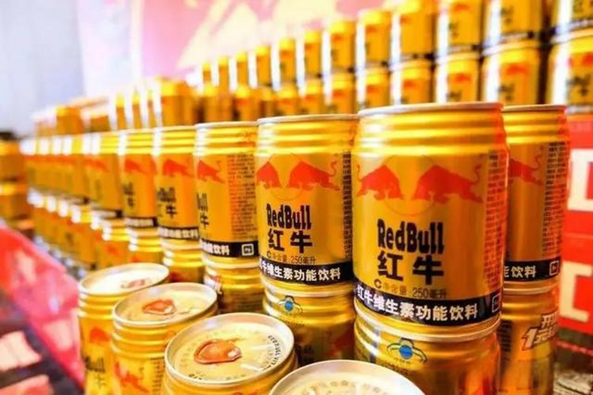 近日,中国市场上的一款功能饮料——红牛(red bull)被禁止生产销售