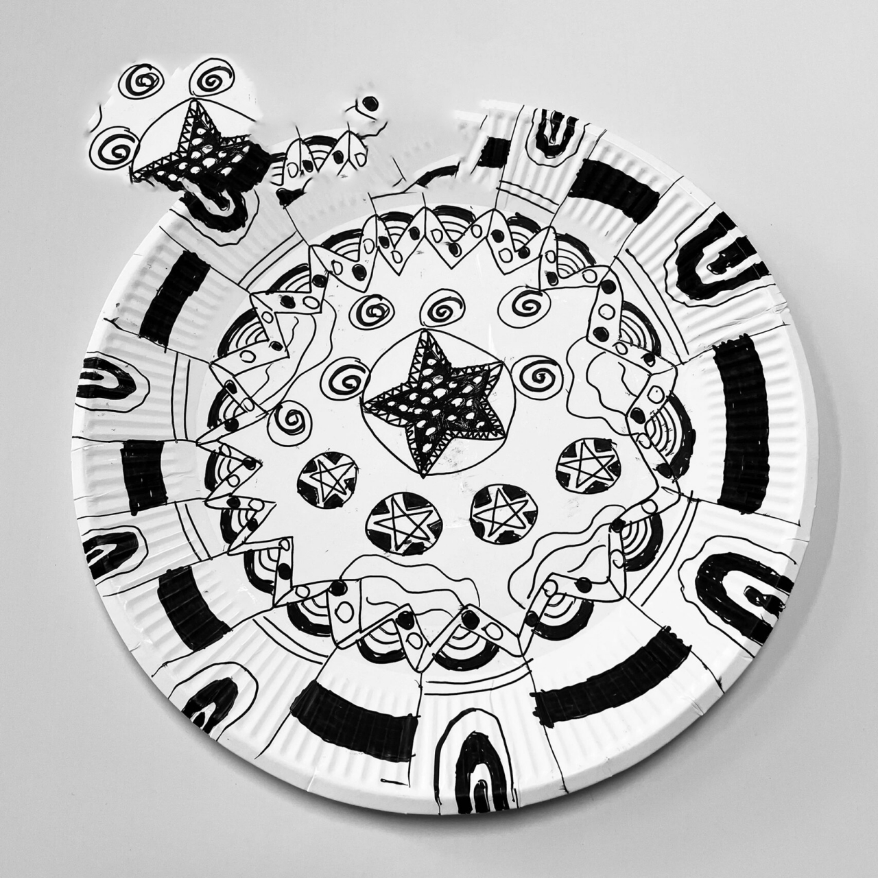 《漂亮的挂盘》点线面|黑白盘子画 孩子们的作品,点线面装饰盘子画,不