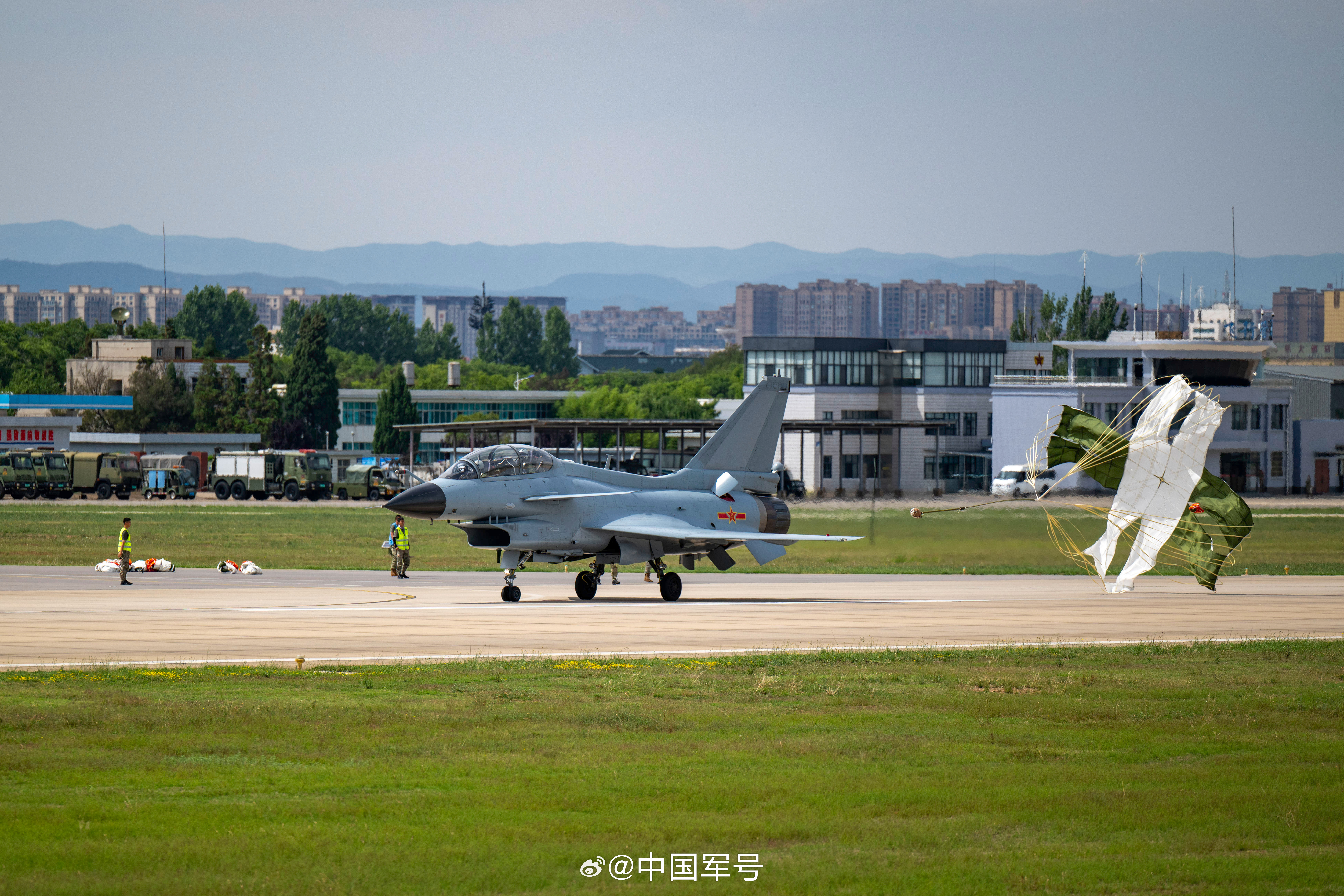 战鹰在夏日里起飞有多帅#】近日,空军某部组织跨昼夜飞行训练