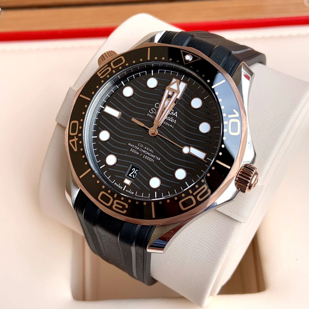 欧米茄玫瑰金海马300 哈喽,今天给大家分享一只新到的全新腕表