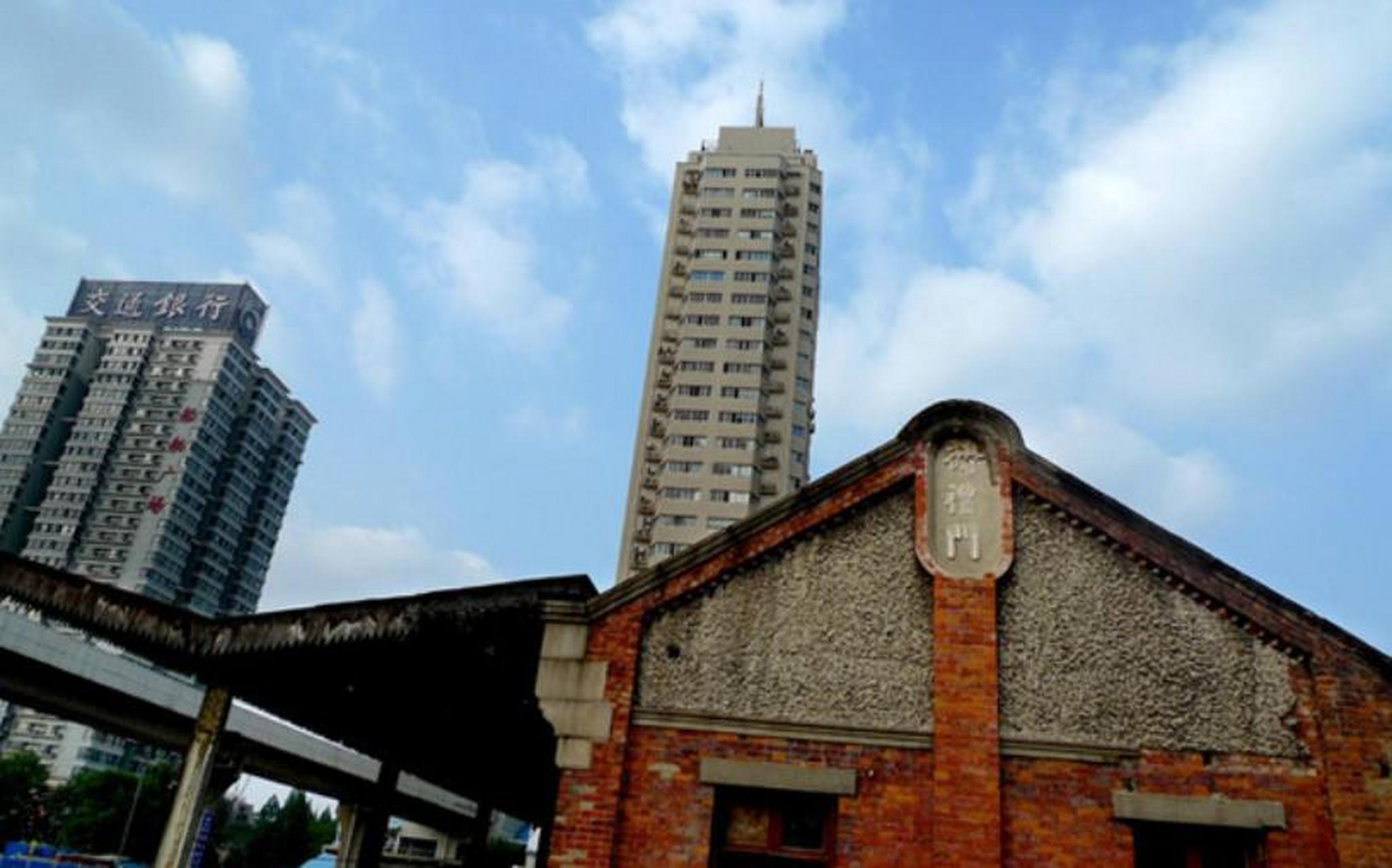 第一张武汉循礼门火车站80年代的样貌,车站旁垃圾遍地,破败潦倒;第二