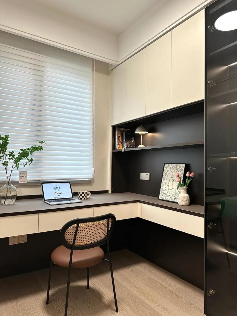 夸夸我自己这个有悬浮书桌的5平米小书房～ 新房交付的时候,看到这个