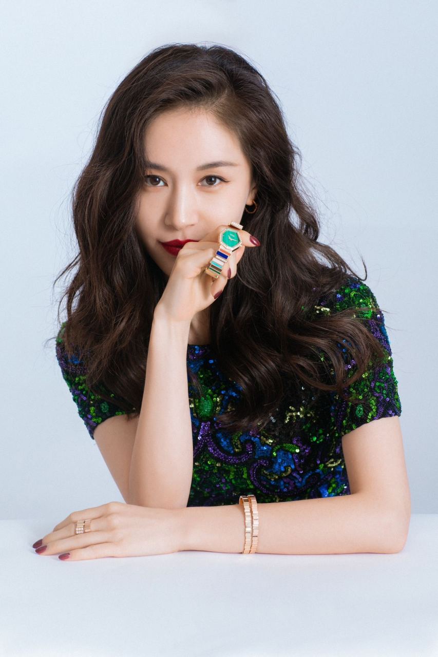 王子文卷发红唇##王子文多巴胺黑裙# 王子文卷发红唇,优雅气场 955