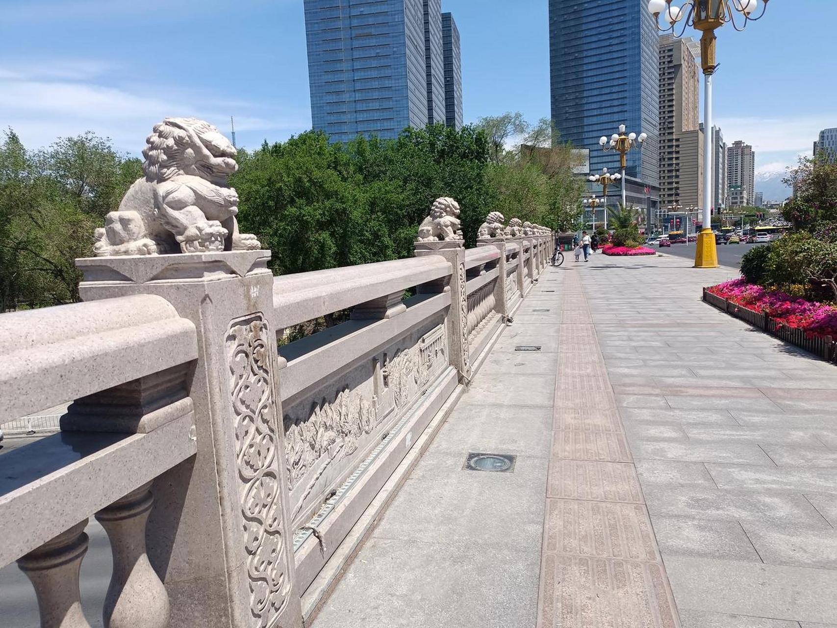 乌鲁木齐头条 西大桥围栏撤走了,游客拍照方便了