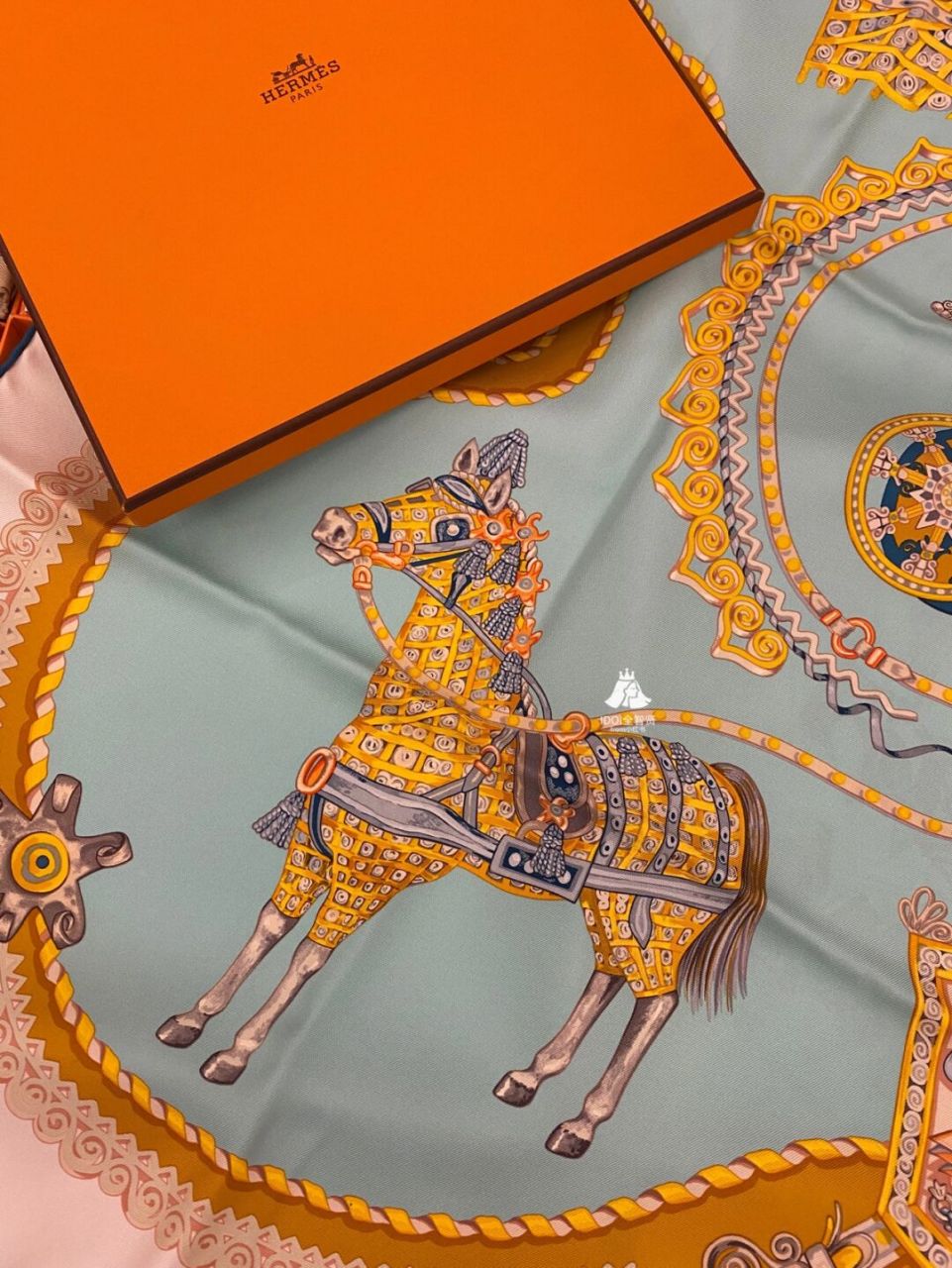 99这款丝巾大都叫卷纸马车,也有人称这条爱马仕丝巾南瓜马车,肉眼看