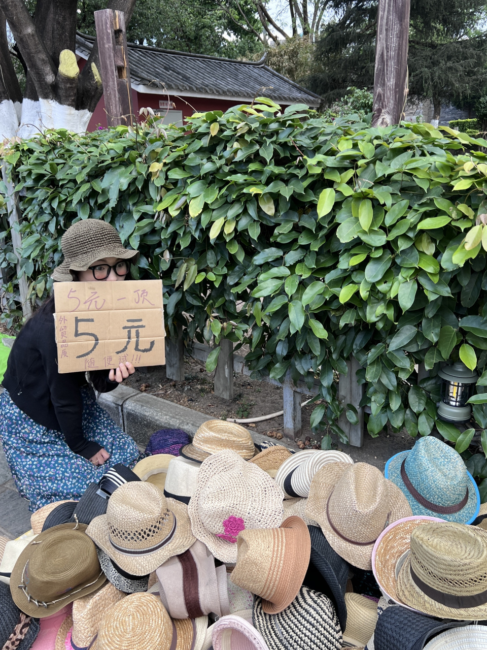 大理古城南门摆摊 大理古城南门卖帽子