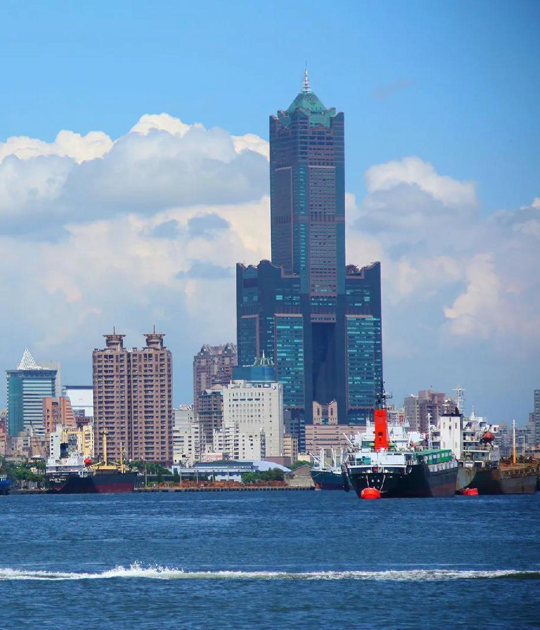 中国台湾省高雄市85大楼,紧邻高雄港码头,这栋楼一共有85层,高378米