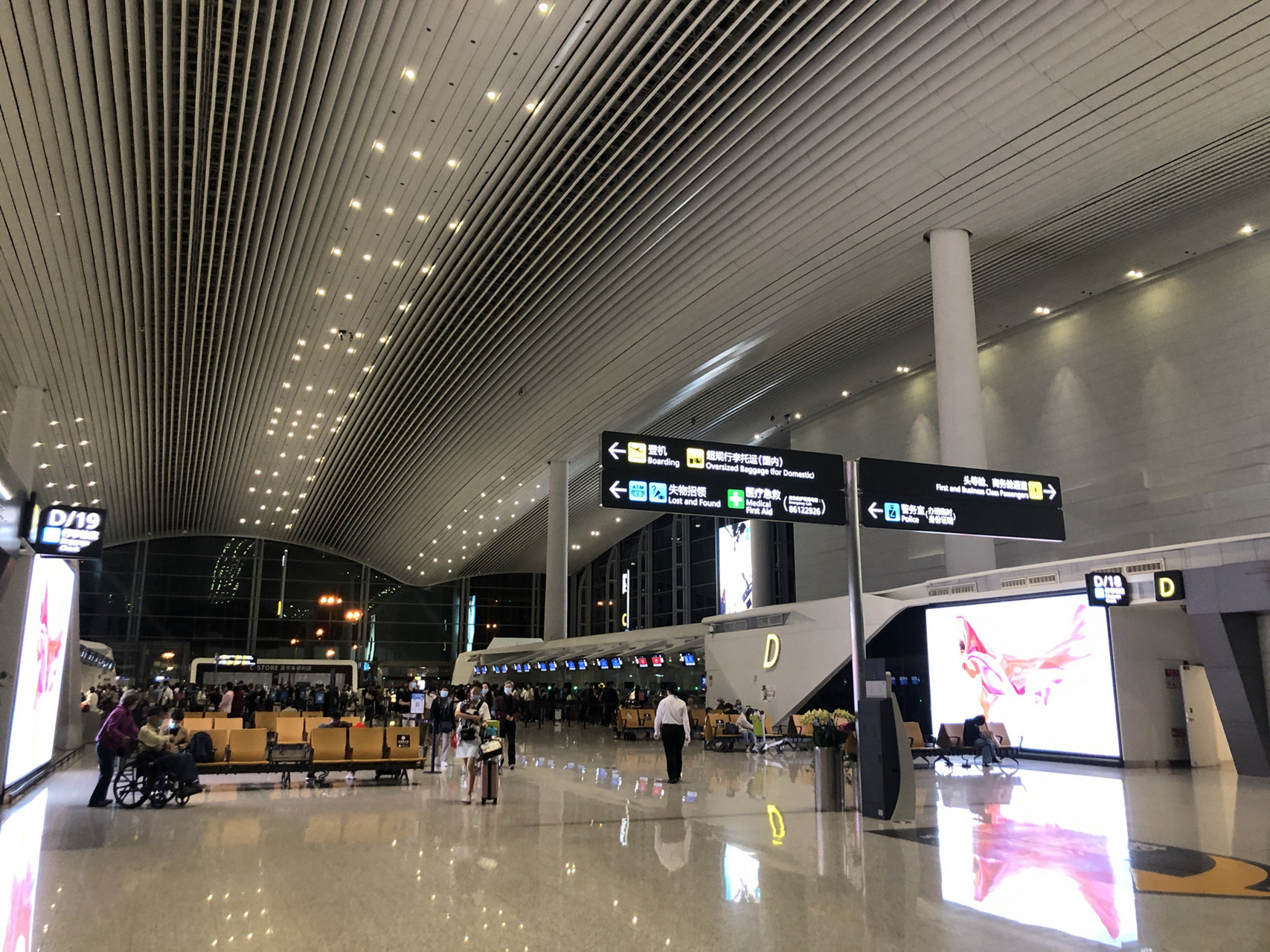 凌晨4点的白云机场 凌晨12:10落地广州白云机场.