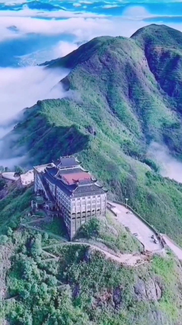 号称温州的"布达拉宫"位于丽岙街道芙蓉尖