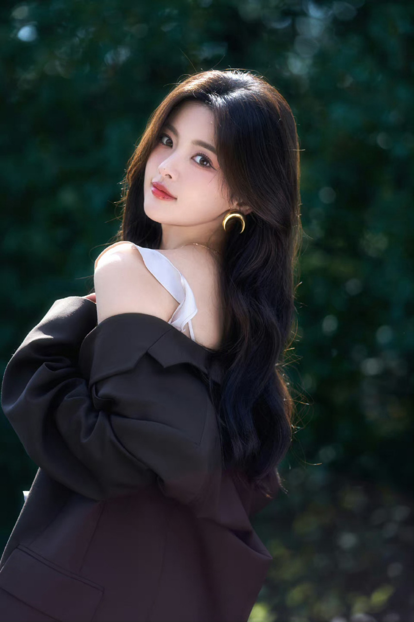 杨超越月牙耳饰#杨超越粉色花边吊带搭配黑色西装,点缀月牙耳饰,超越