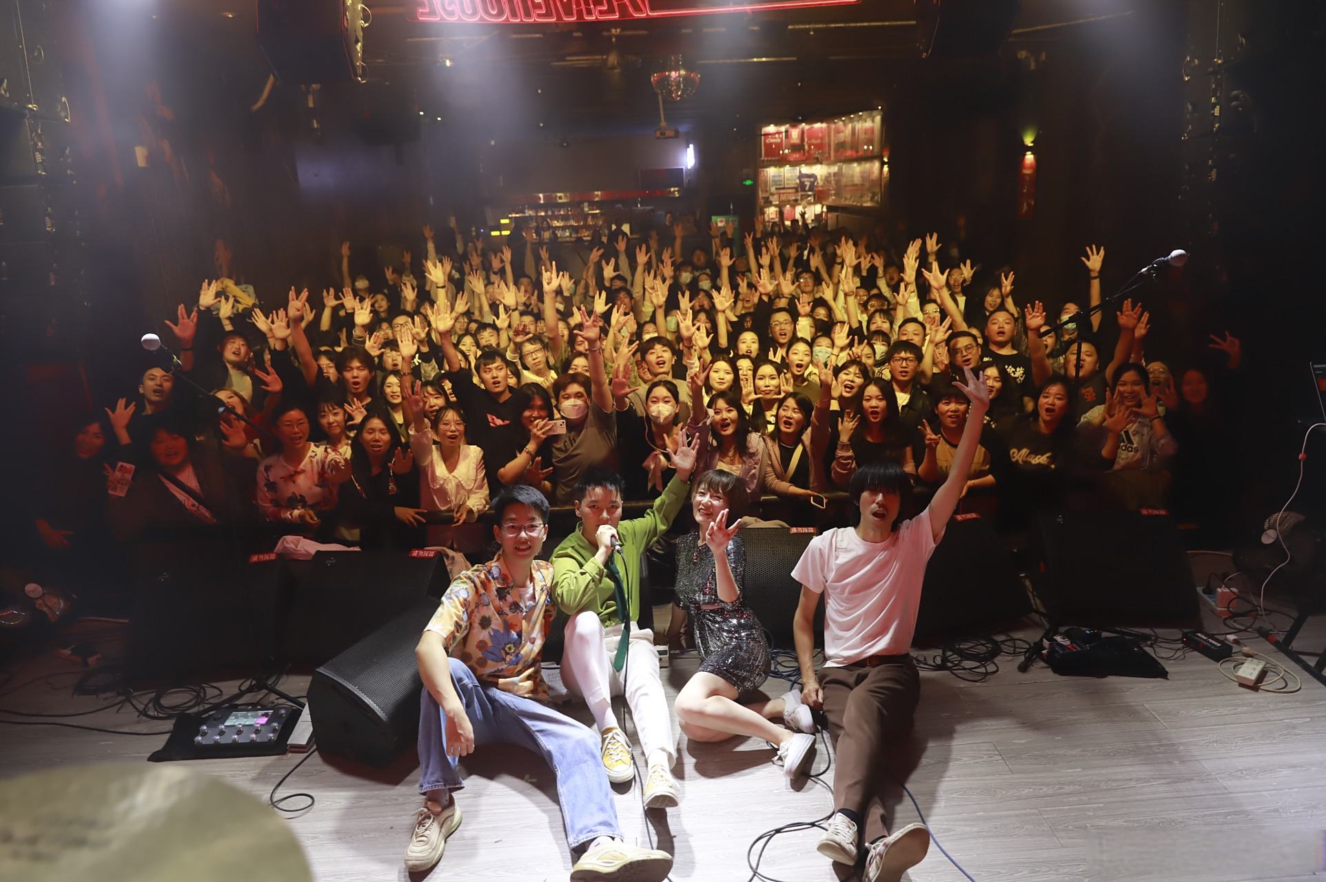 大粉乐队##大粉乐队#  接下来就是多喝热水,好好吃药[笑哭] 下一站3