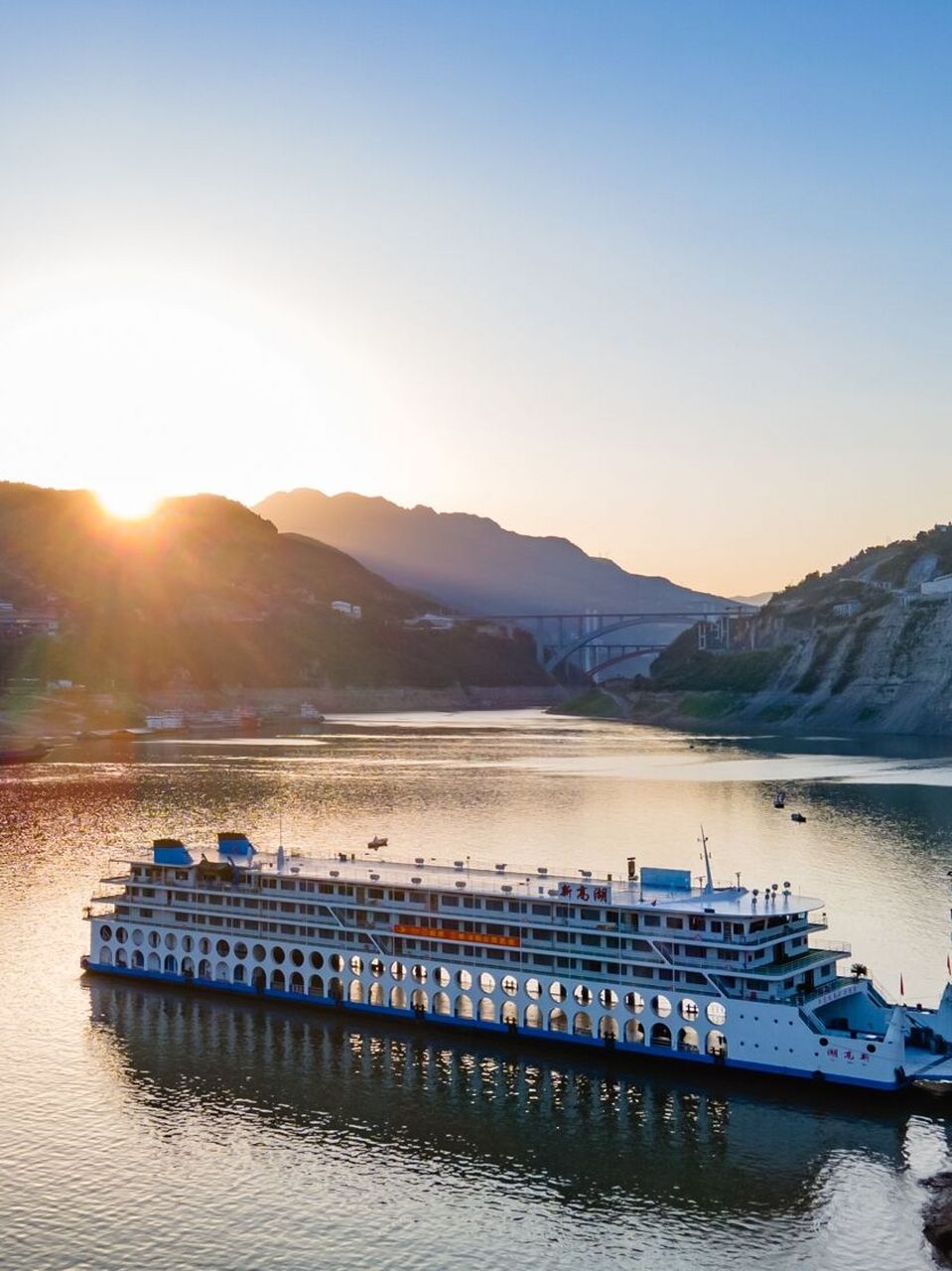 长江三峡唯一人车同行游轮—新高湖 你知道长江三峡上存在这样一艘