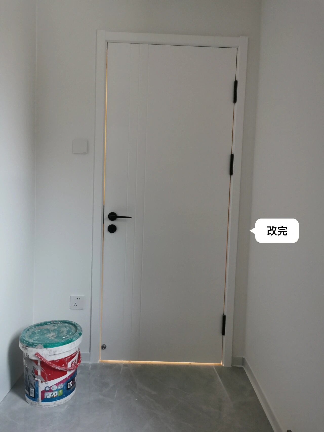 白色木门缝隙透光 新家还没入住,有天晚上过去突然发现卧室门缝隙透光