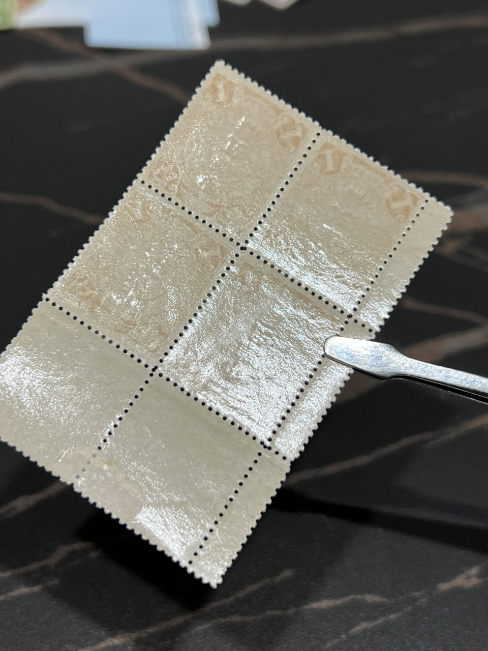 邮票的背胶一直是衡量邮票品相中最重要的指标 尤其针对清代邮票,背胶