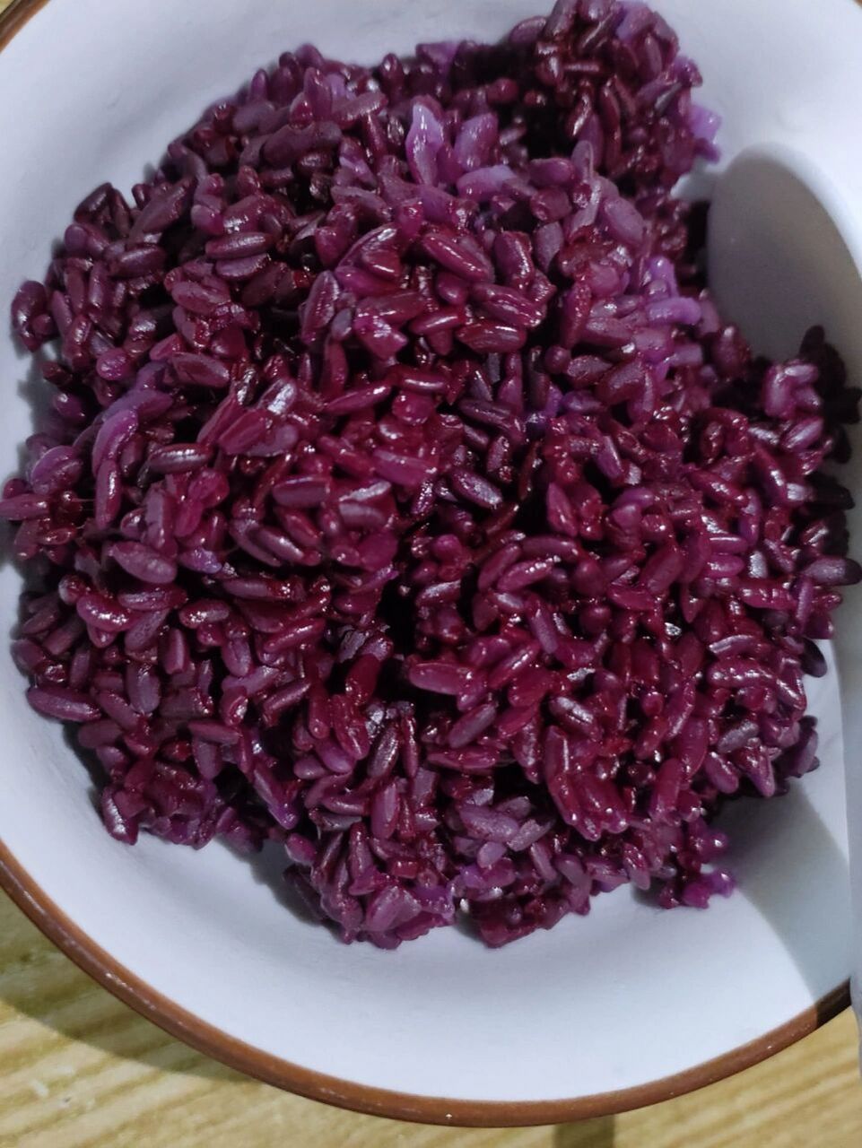 紫色糯米饭 五一假期从老家带了一种糯米染色的草,叫紫蓝草,抱着