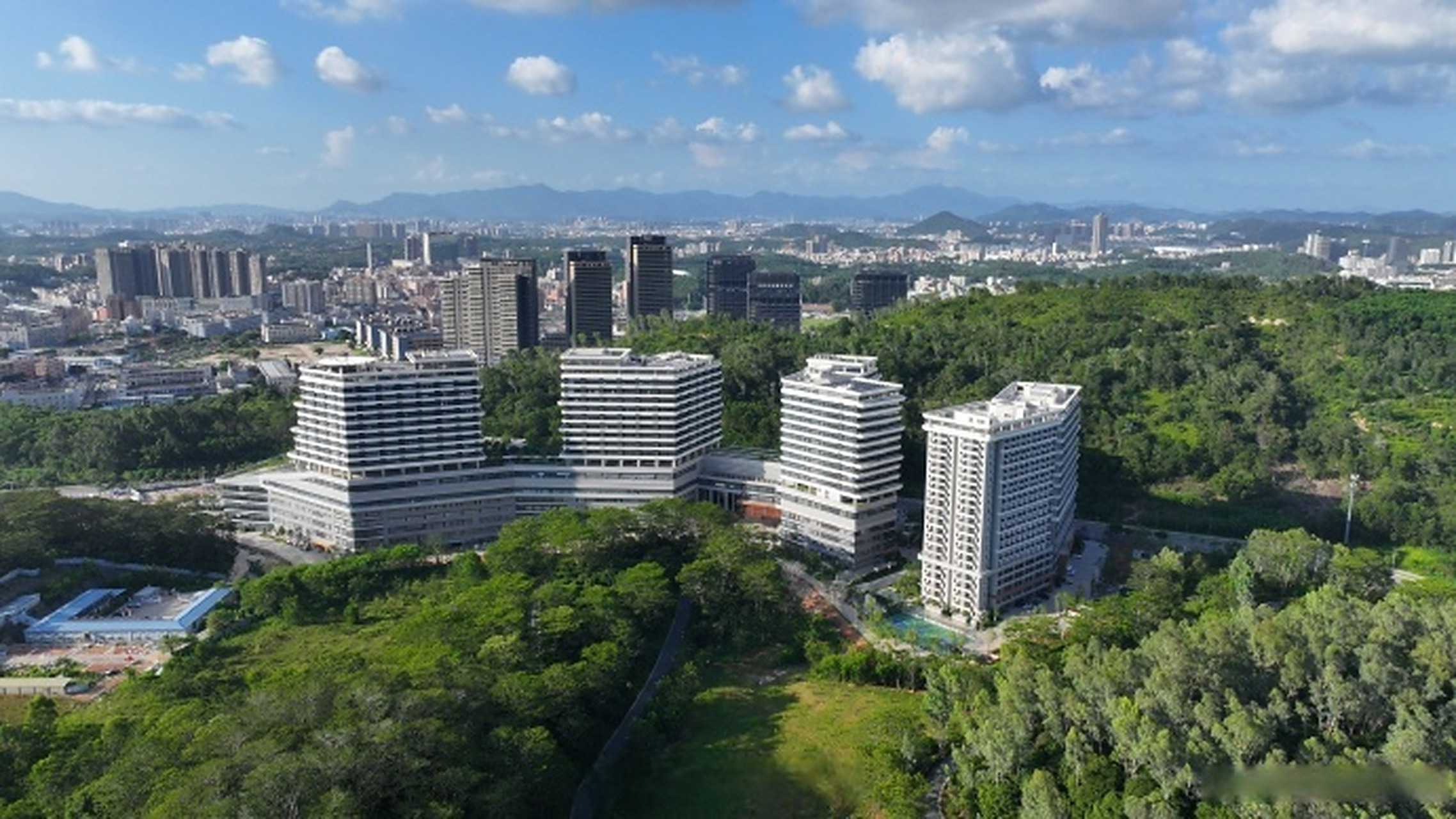 深圳市龙华区综合医院通过竣工验收】近日,由中国建筑 旗下中建三局