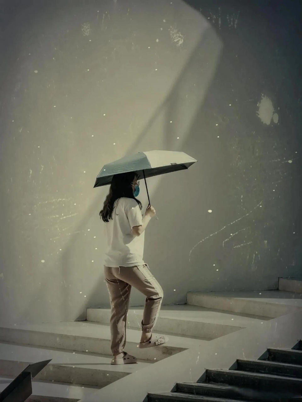 人生如伞,撑得开,收得起,撑开为爱的人遮风避雨,收起不与虚情的人同行