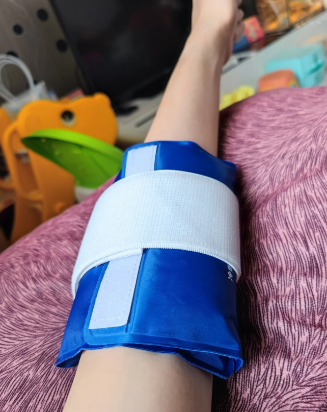 早期可以用弹力绷带包扎,防止肿胀加重.支具和石膏都能用,但石膏