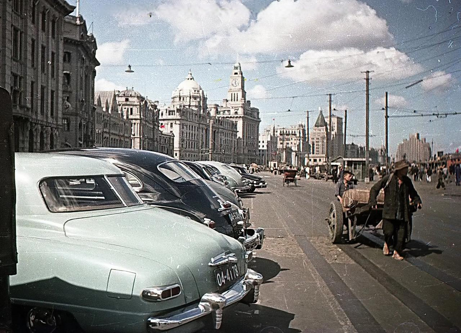 四十年代上海滩的真实街景 一边是豪华的进口小汽车,一边是落后的人力