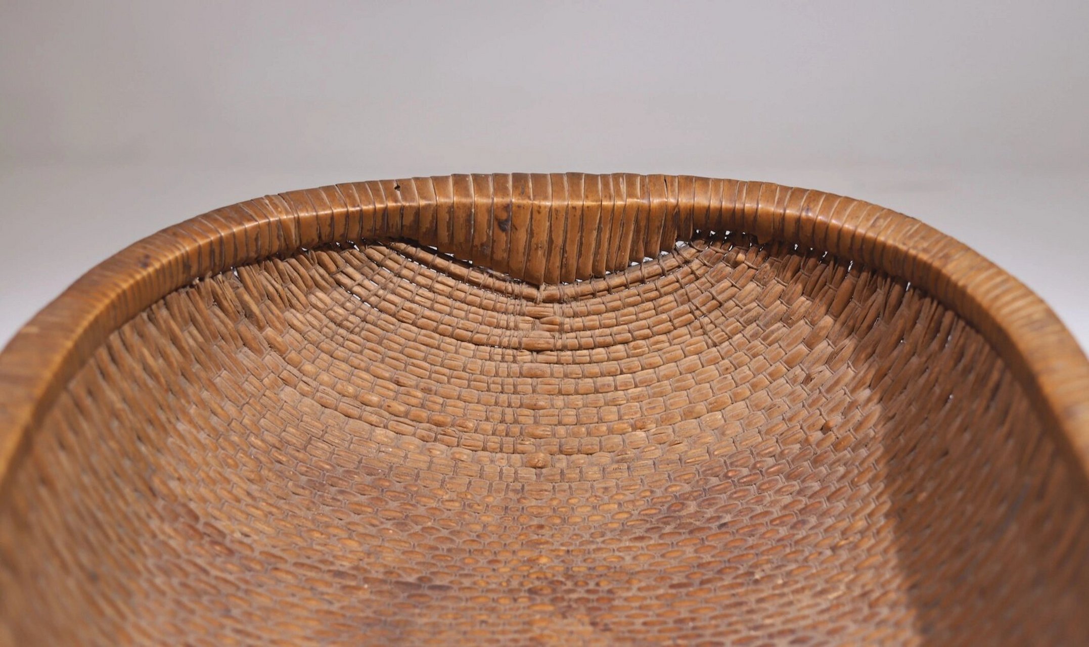 老柳编笸箩 原皮壳.编织精巧,方器较少.长,宽35.8厘米,高12.5厘米.