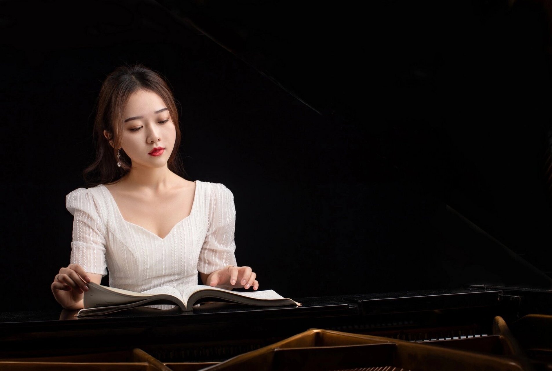 音乐钢琴老师个人形象照 艺术写真9398 摄影师给的pose是图3 感觉