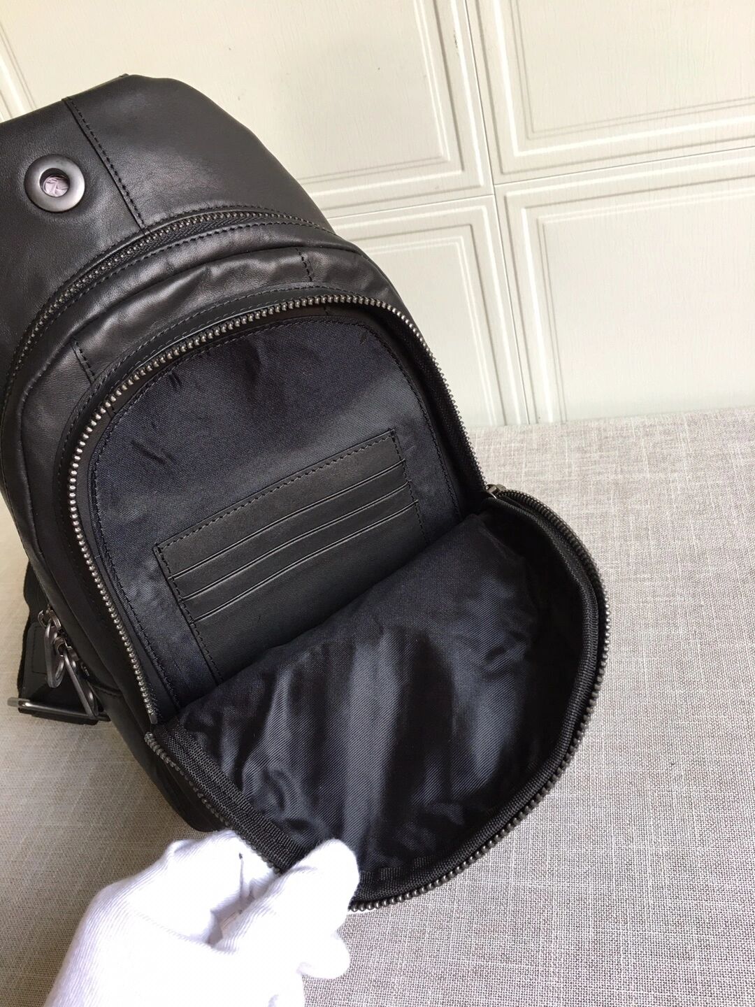 bv男士胸包斜挎包 男士胸包原版打腊胎牛皮黑色,尺寸:18.