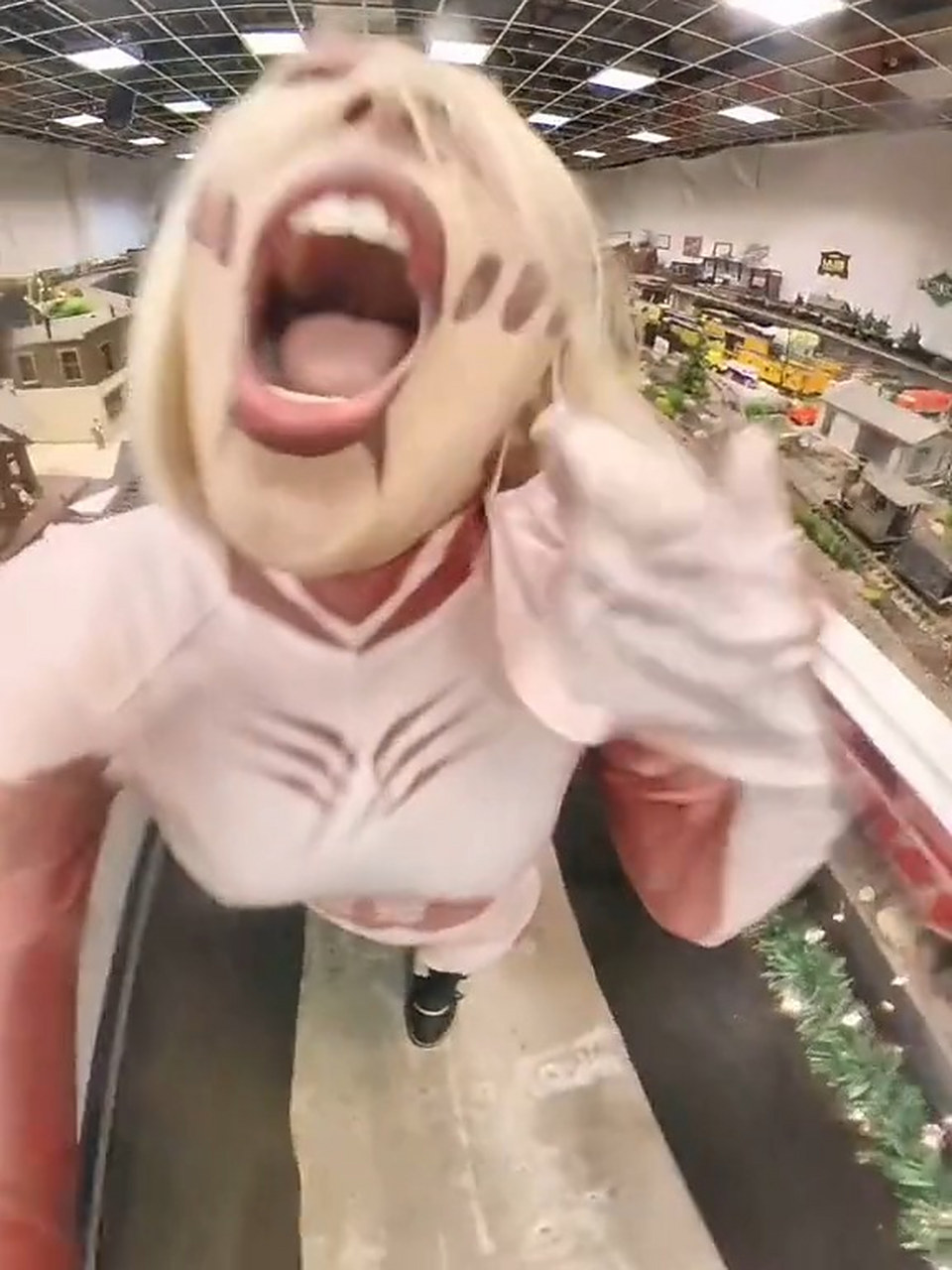 《进击的巨人》,女巨人吃人啊!