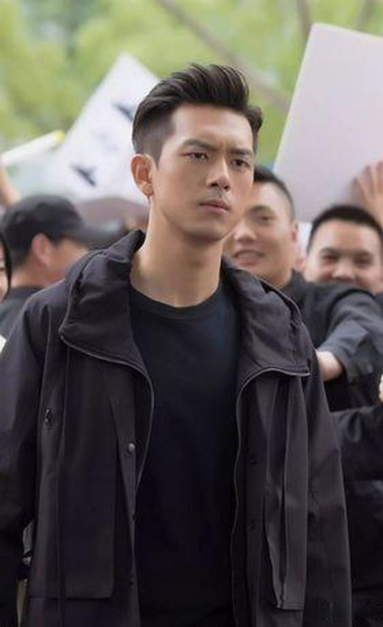 李现疑似恋情#有关李现的恋情疑闻1一位网红关注了李现的粉丝;2据