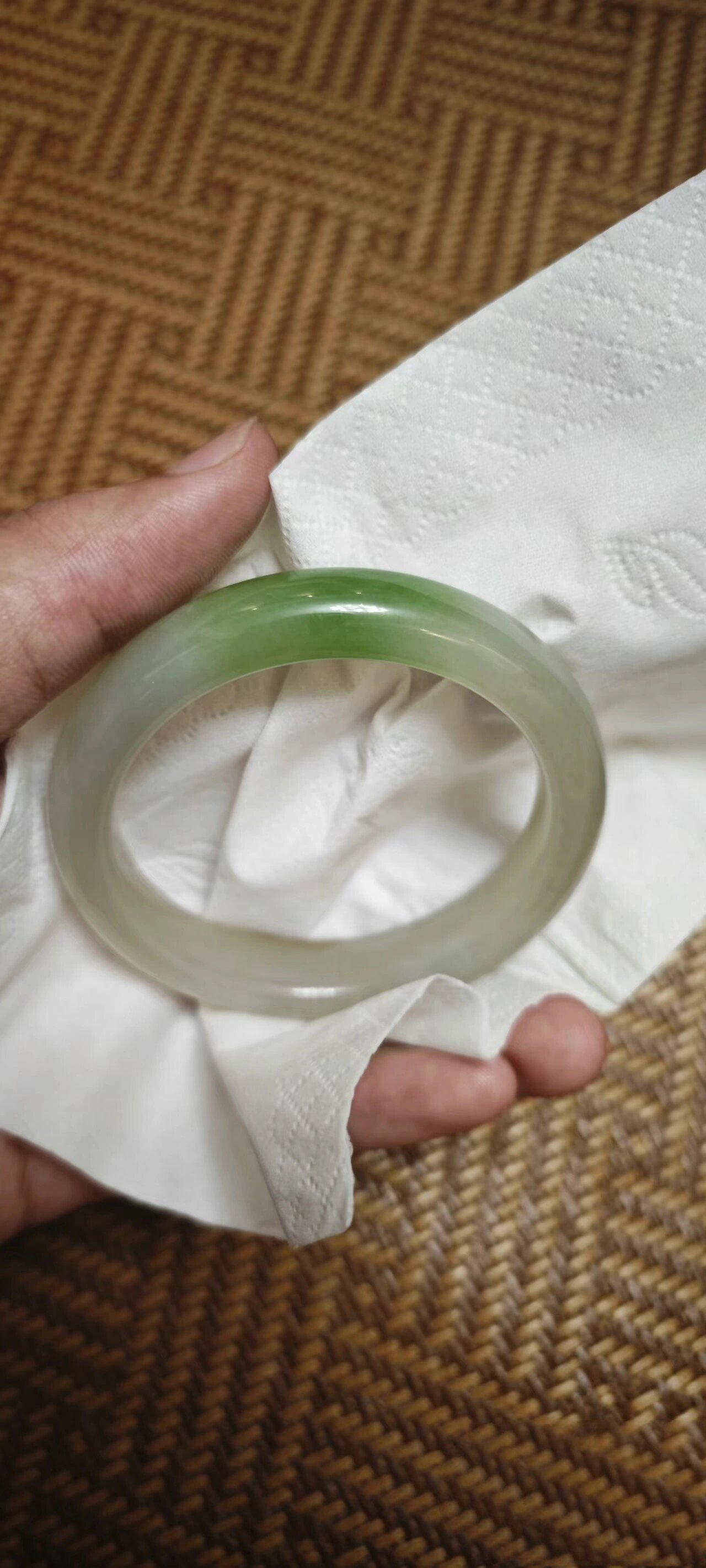 真实染色和田玉翠青案例    真正的翠青证书上应该是 翠青色或者  翠