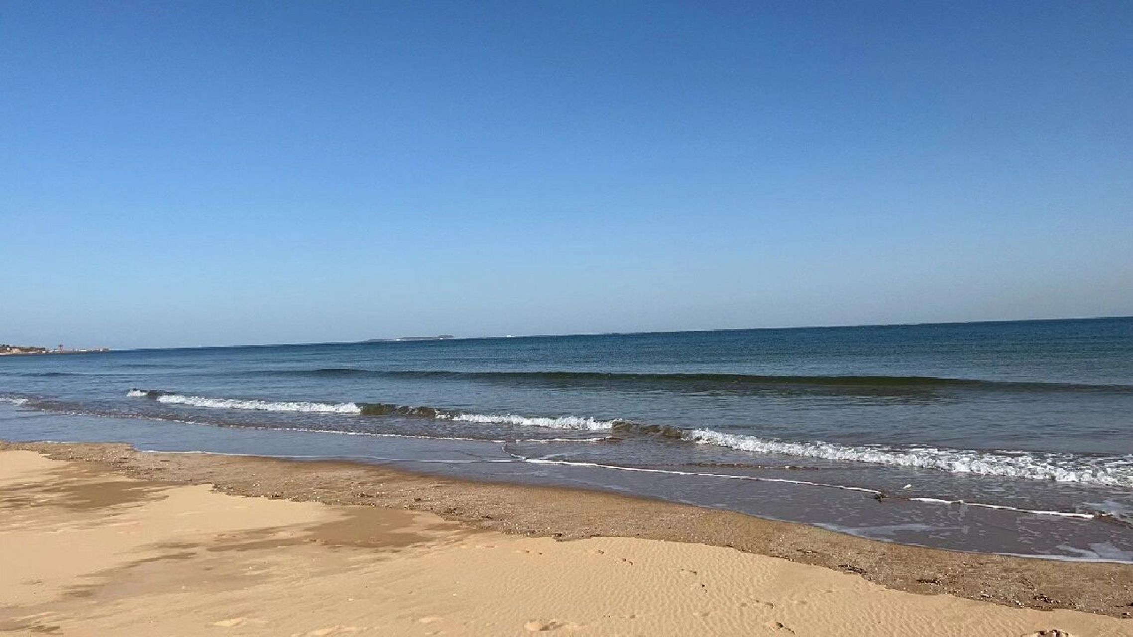 山东青岛的银沙滩景区位于青岛市黄岛区凤凰岛西南侧,金沙滩西南,是