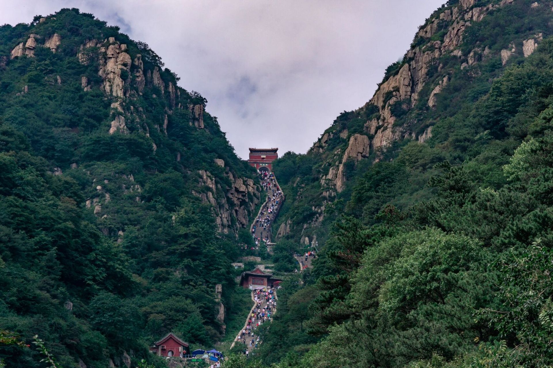 我眼中的泰山 图11566:拍摄于泰山中天门 图21566:拍摄于天街