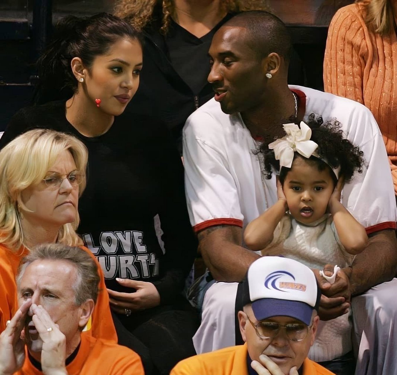 瓦妮莎一身黑衣挺着孕肚和科比一起看球赛.