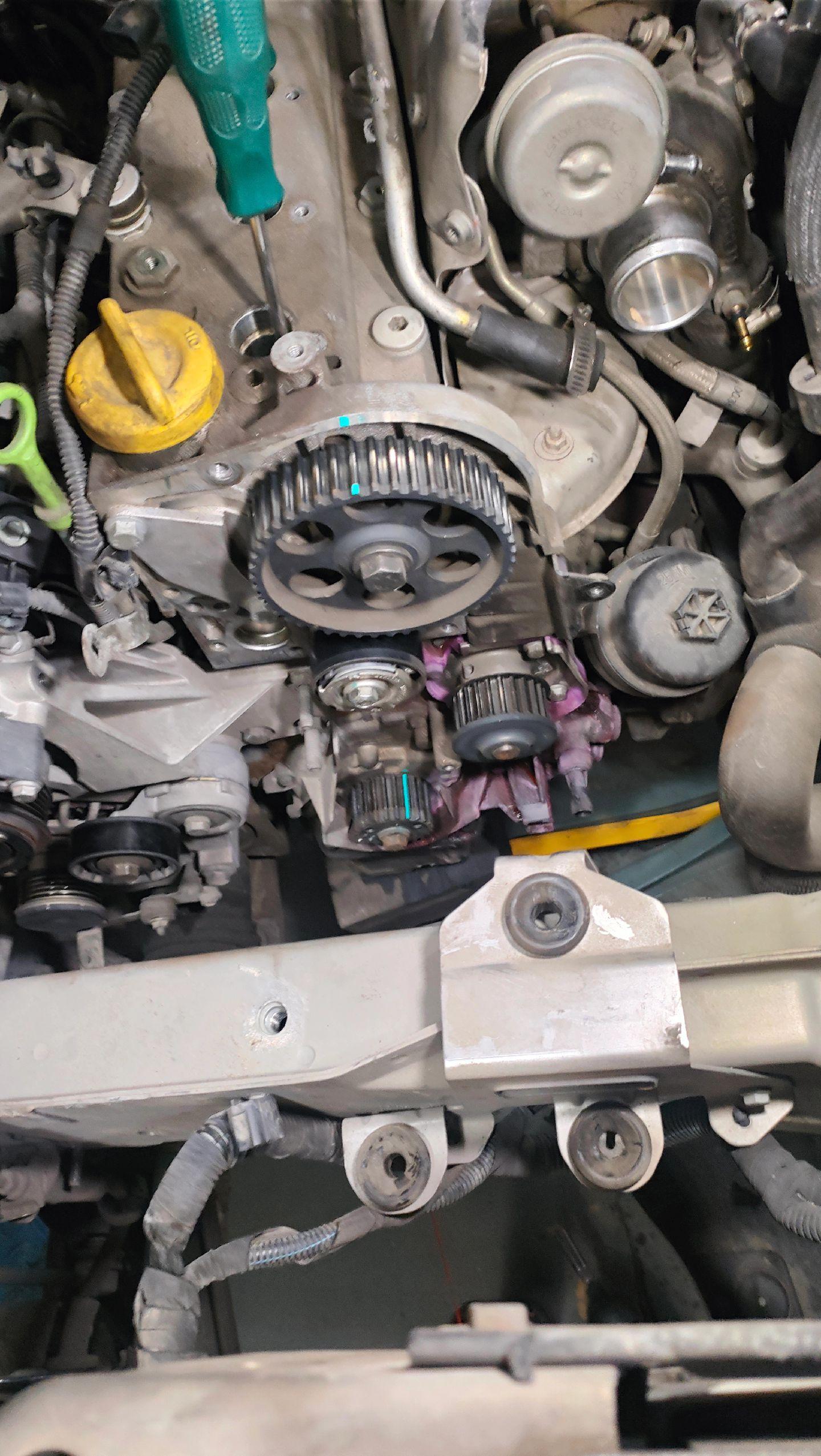 从图片可以看出,原车皮带老化开裂严重,随时存在断裂风险