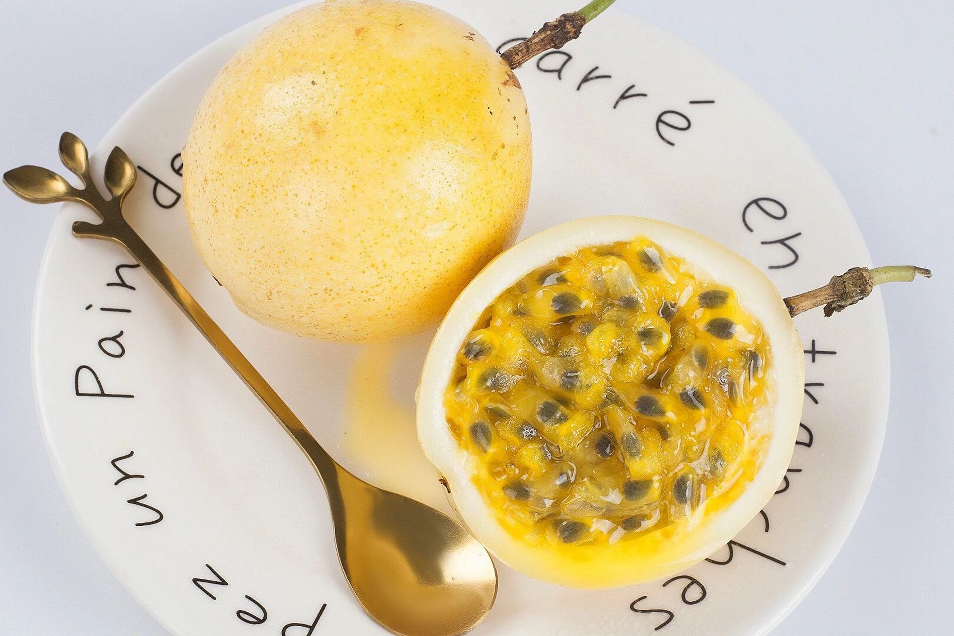 钦蜜九号黄金百香果 印象中的百香果都很酸,那么来试试钦蜜九号黄金百