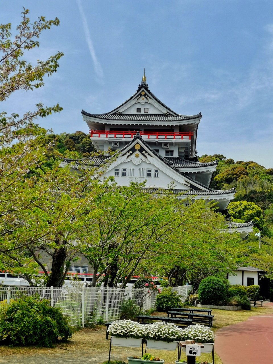 热海城 耸立在锦浦旁的热海城,可以一览热海街景,里面有城郭资料馆和