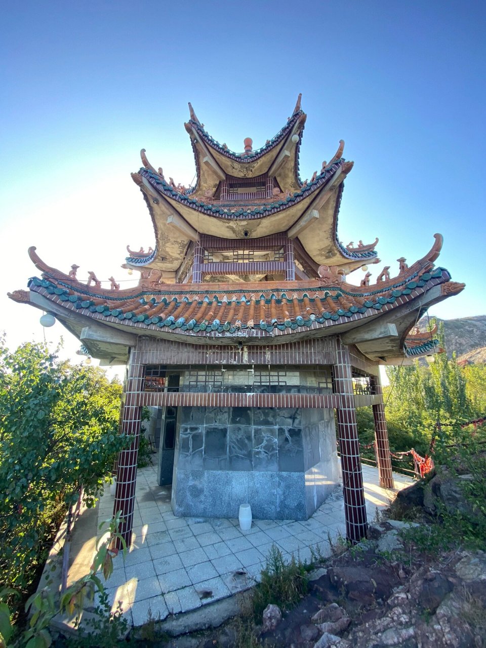 望儿山(一) 望儿山:位于营口市经济技术开发区熊岳望儿山村,是辽南