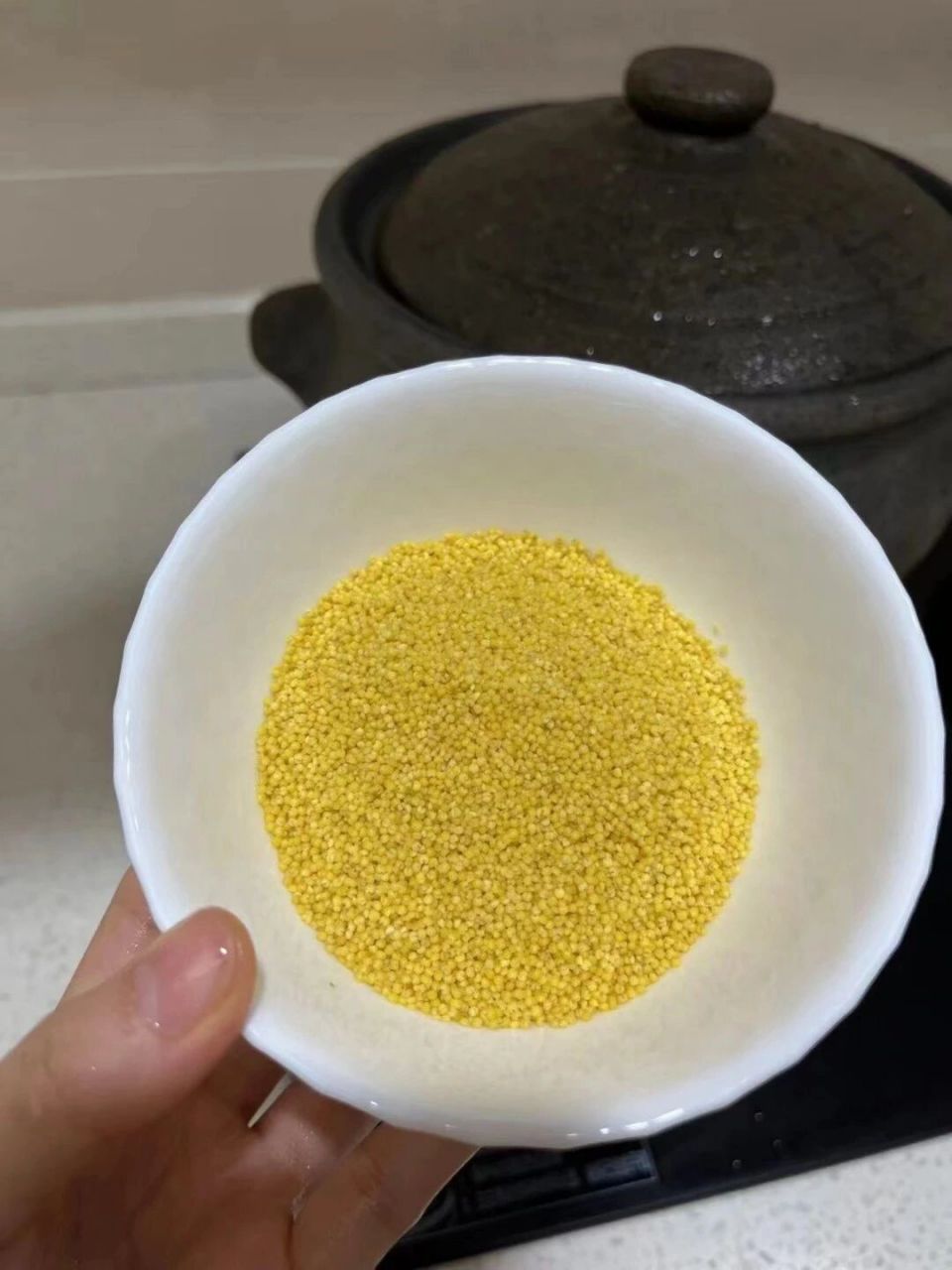 小米炒一炒,养胃真的好 做法非常简单: 炒小米,翻炒到微微焦黑,不要怕