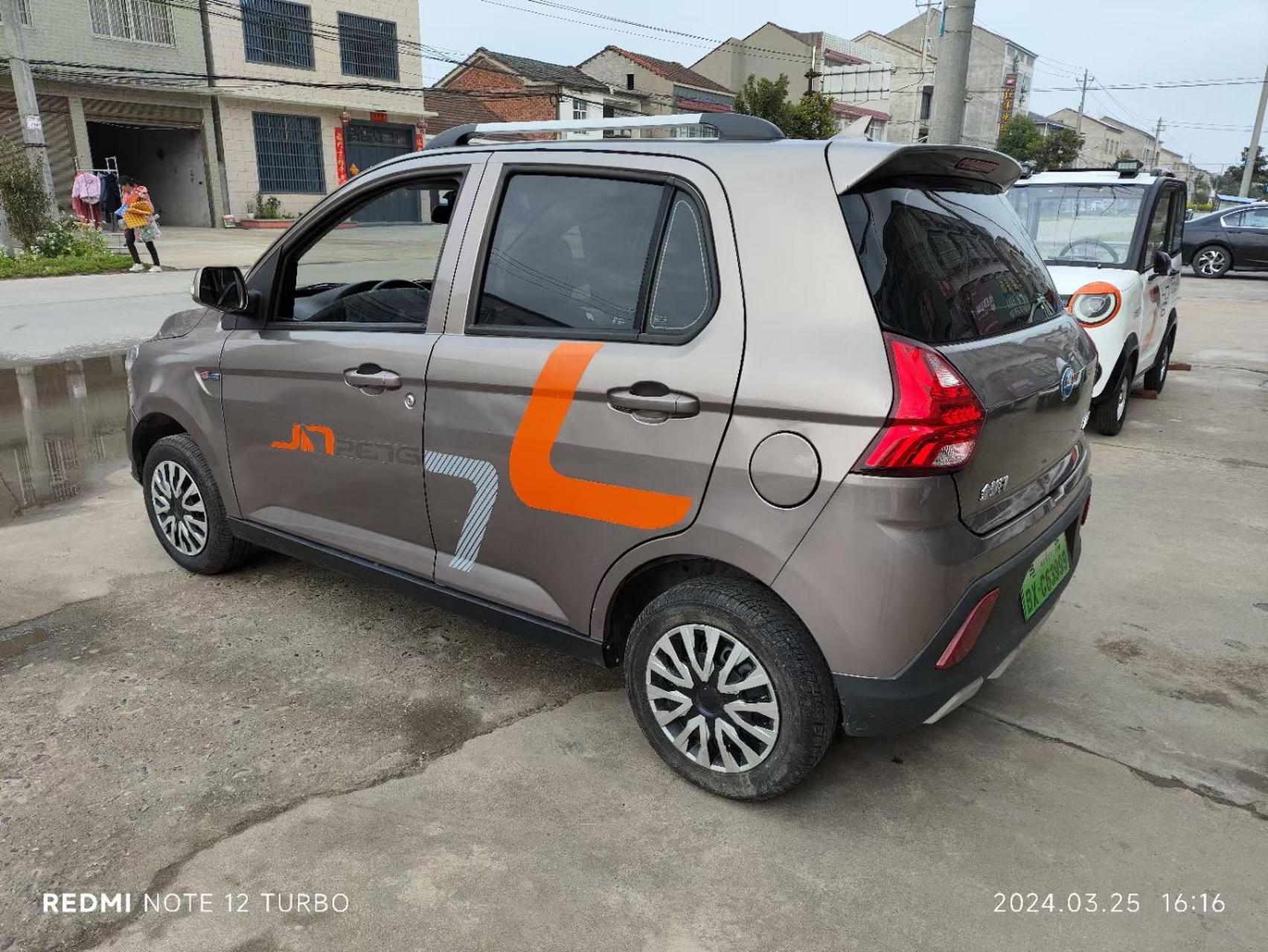 22年的金彭d90锂电版,只跑了八千多公里,目前续航百公里没问题,原版原