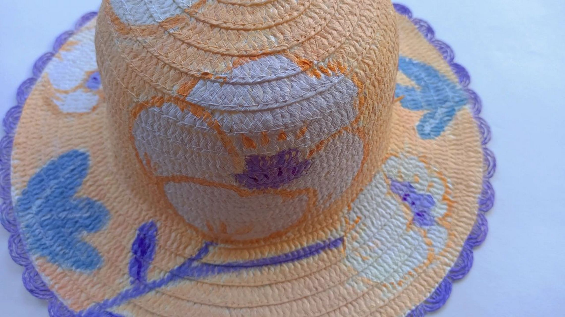 草帽绘画  今天画了一顶自己的草帽,不知道这样子的草帽会有人要吗