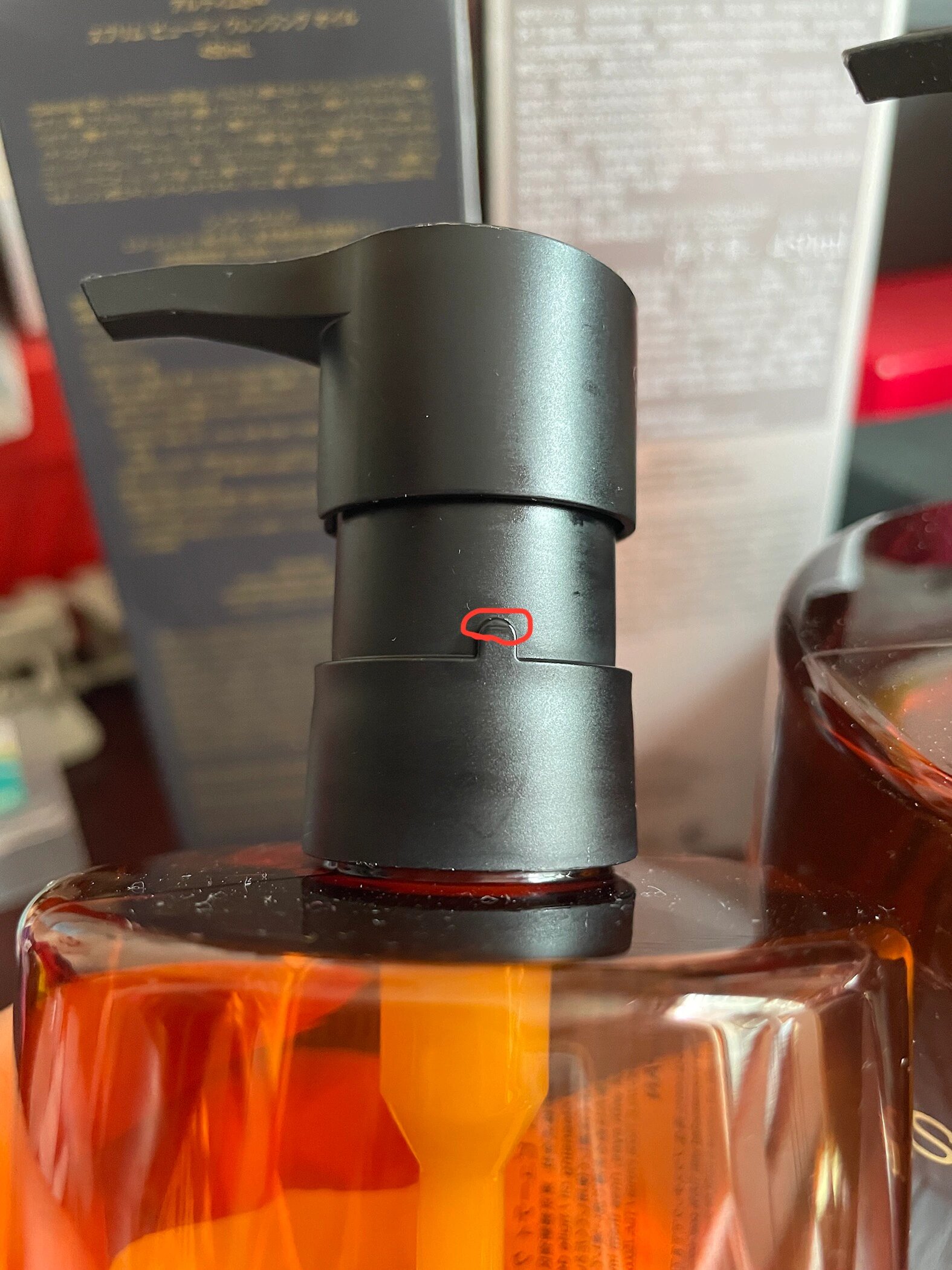 植村秀卸妆油真假鉴别450ml 图上全都是正品,拍摄了一些正品的细节图