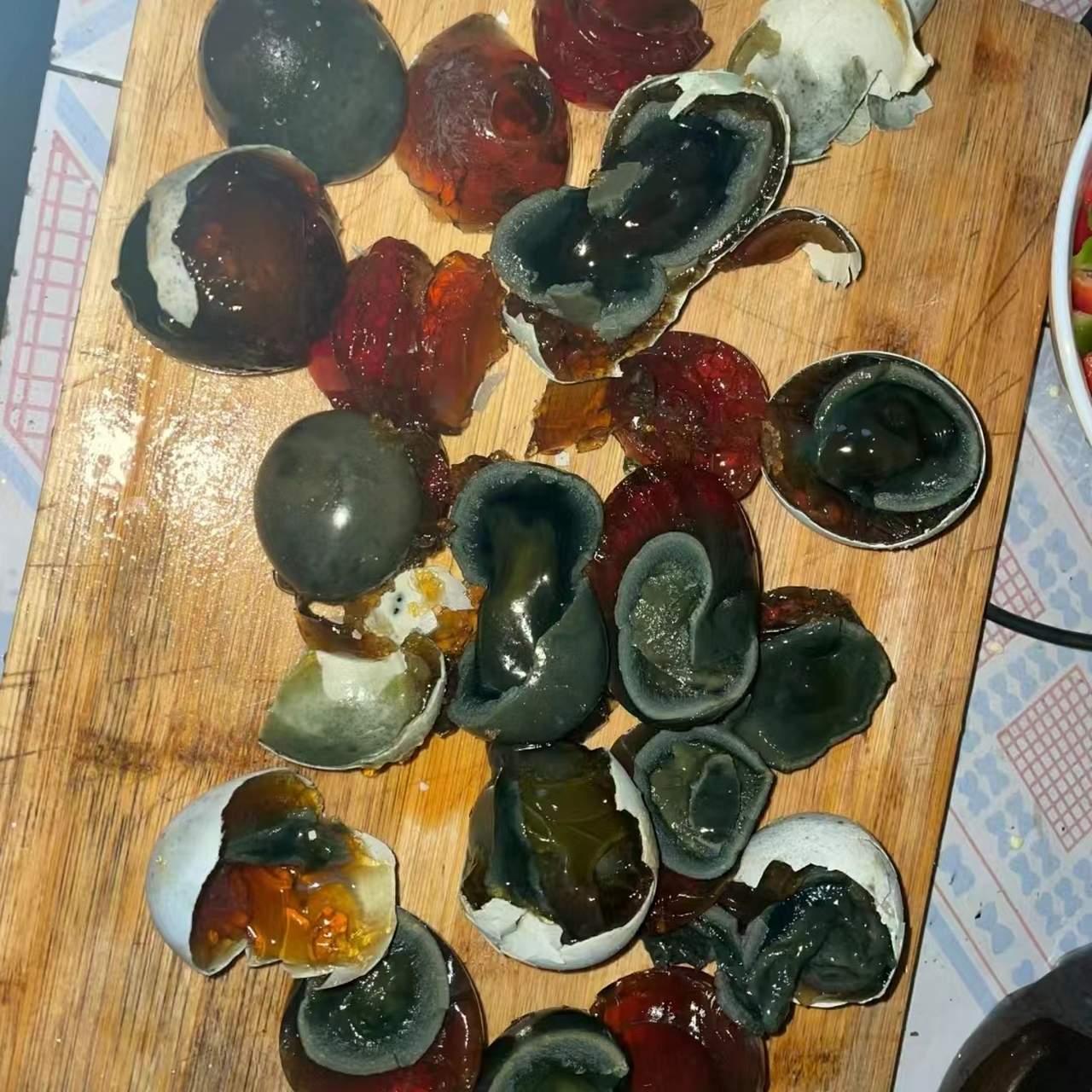 皮蛋坏了的样子图片 皮蛋美味又独特🤗 是北方的特有食物😍 因为