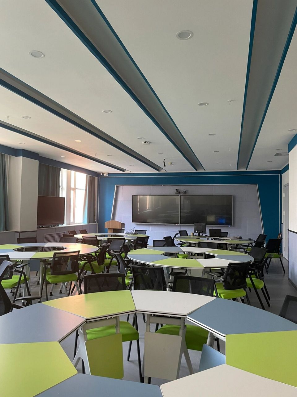 河北正定师范高等专科学校  实训楼的一些教室照片94