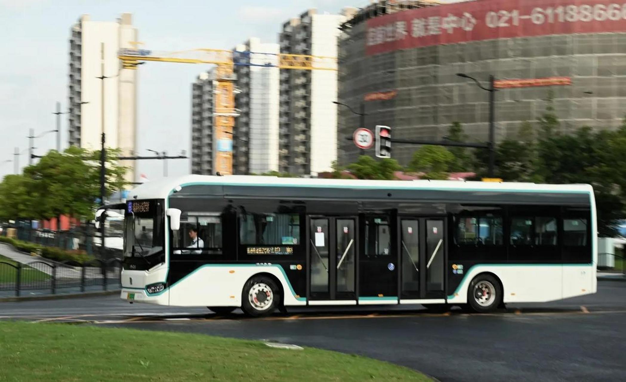 临港中运量2号线 上线白金刚版双侧开门车型 原图来自百度贴吧