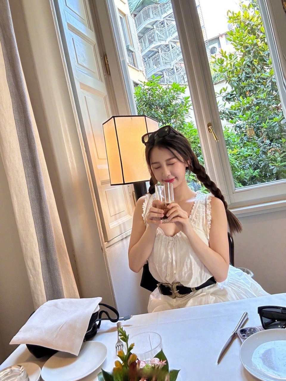 虞书欣白色吊带透视裙#虞书欣晒白色吊带裙随拍,这也太可爱吧,汉葺