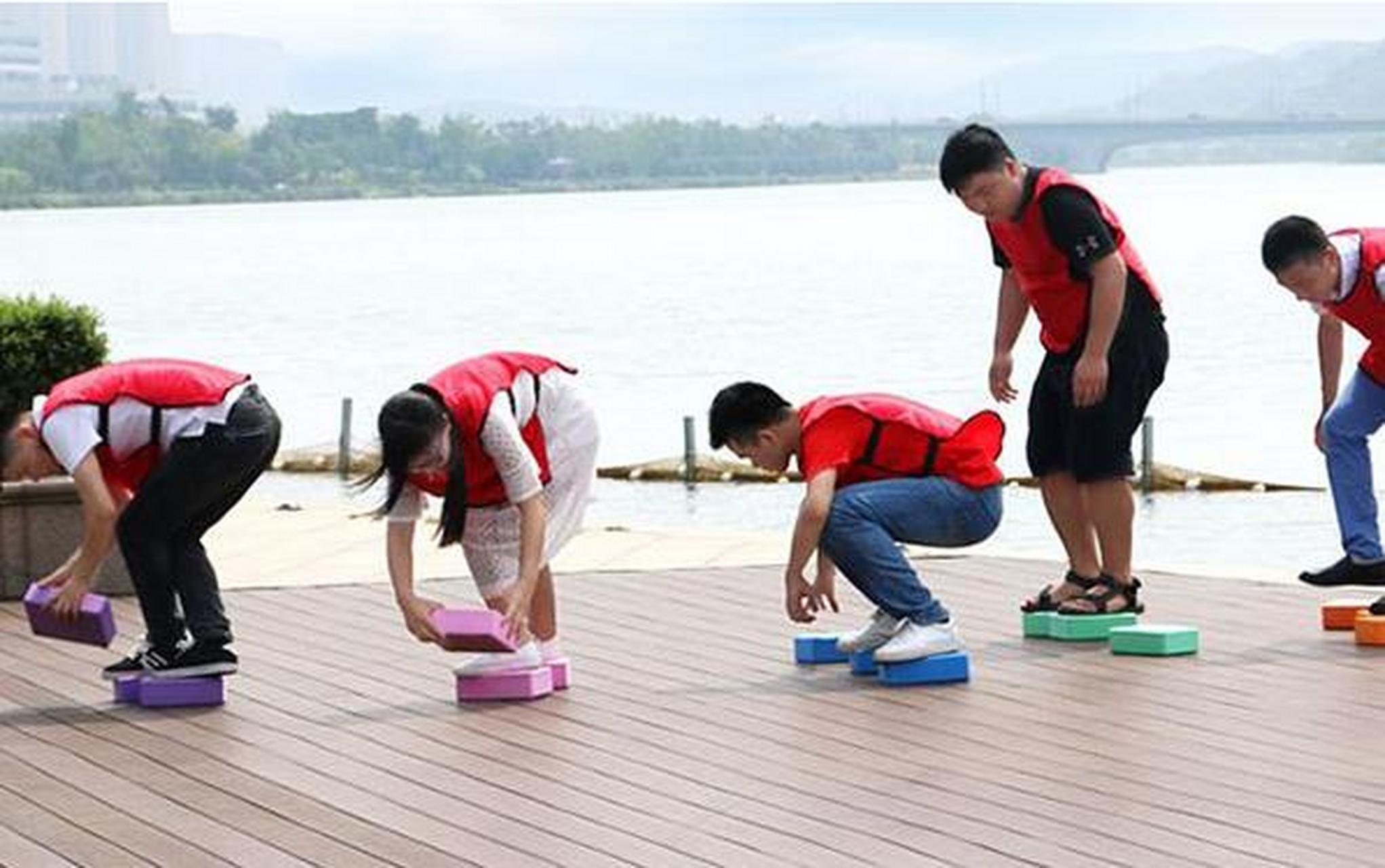 摸石头过河 游戏规则: (1)比赛开始前,参赛队员必需立于起跑线后的河