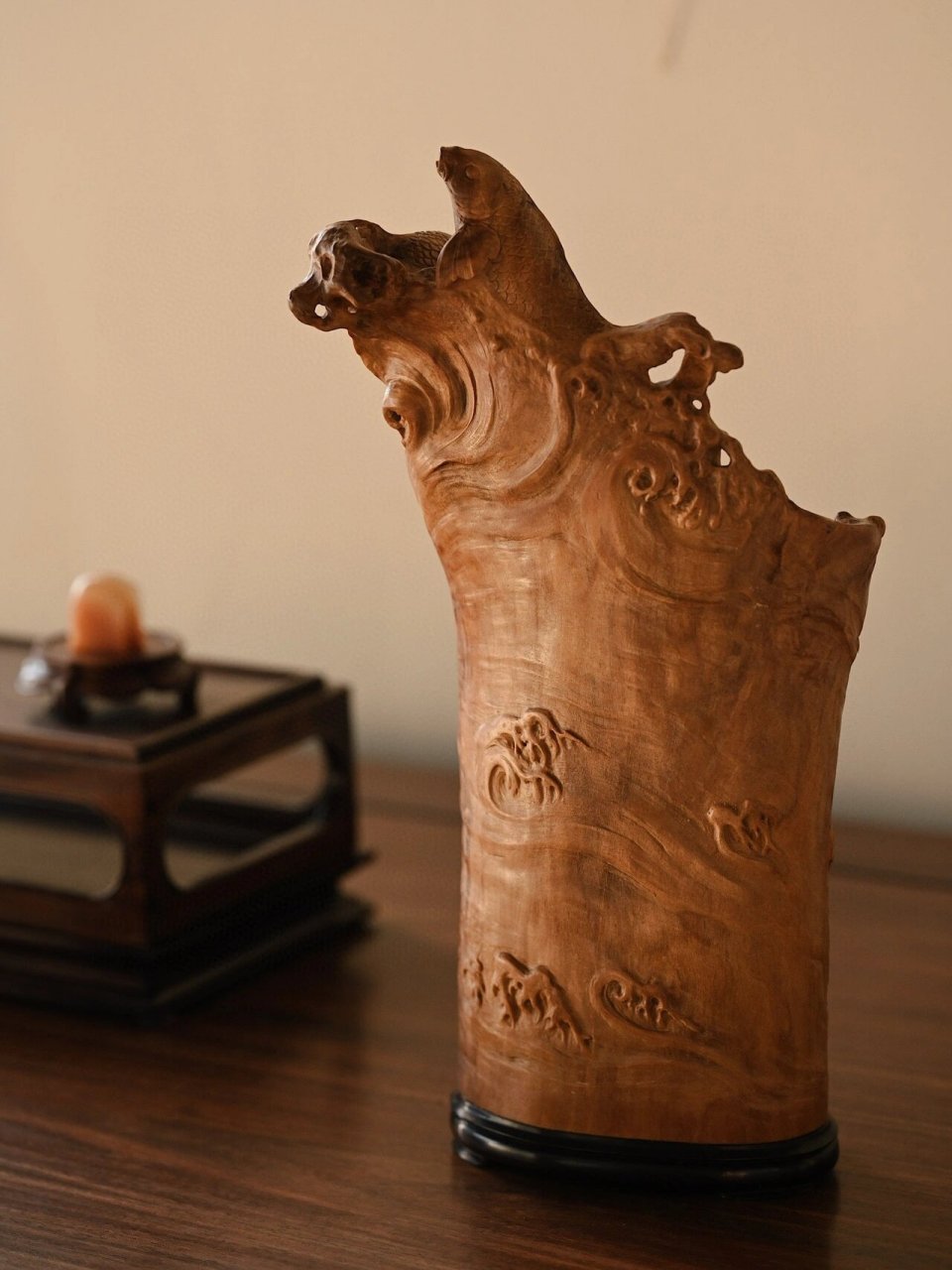 老山檀"富贵九鱼"笔筒 取料醇香,雕刻波涛汹涌,浪花四溅,九尾金鲤,翻