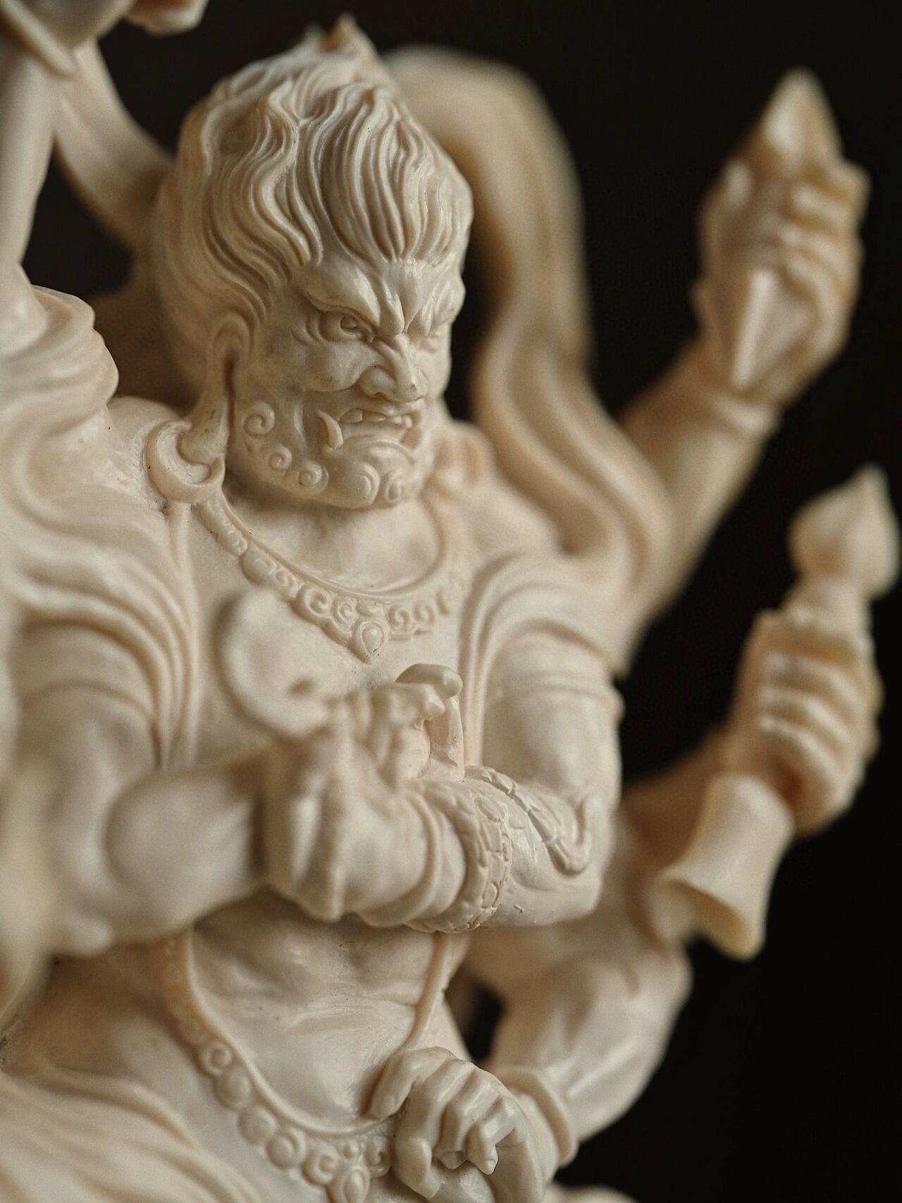 " 八臂金刚 " 猛犸造像呈现忿怒形象,面目狰狞,怒目圆睁