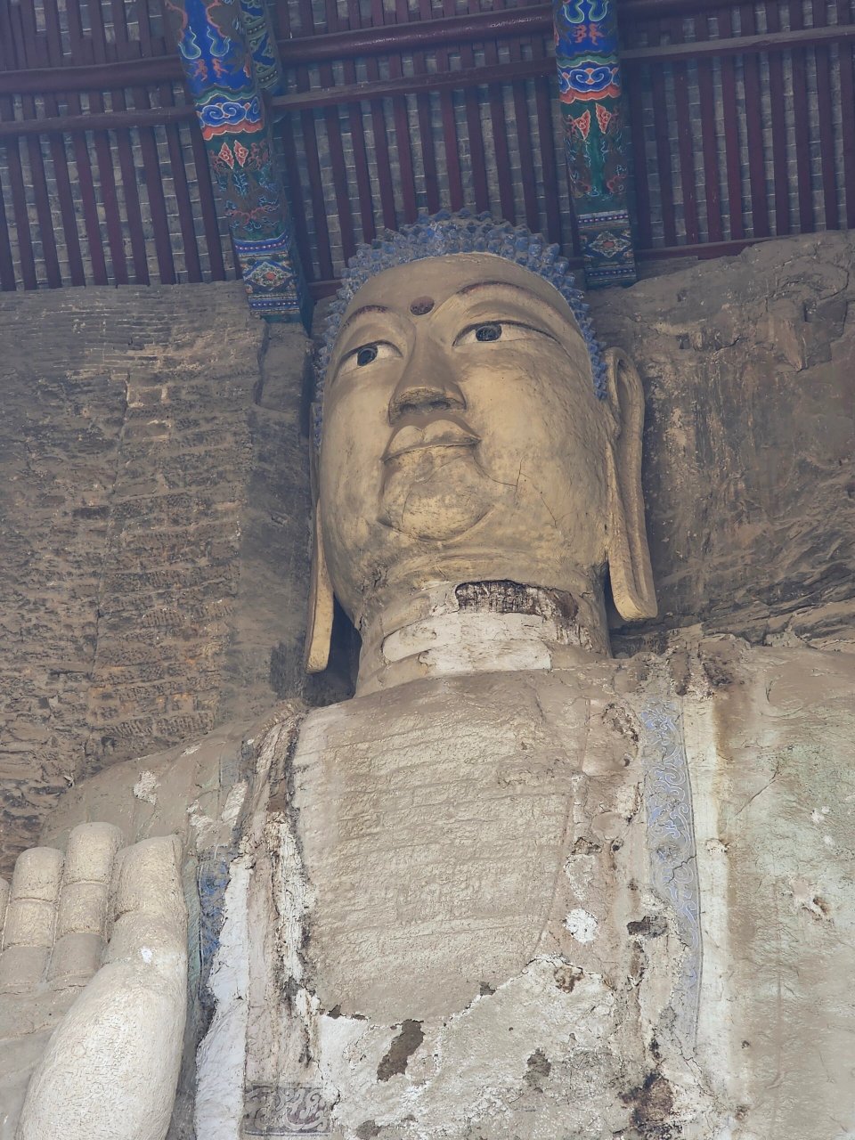 鹤壁浚县 大伾山: 充满乡村风格的寺庙,佛像周围是香客供奉的相应的
