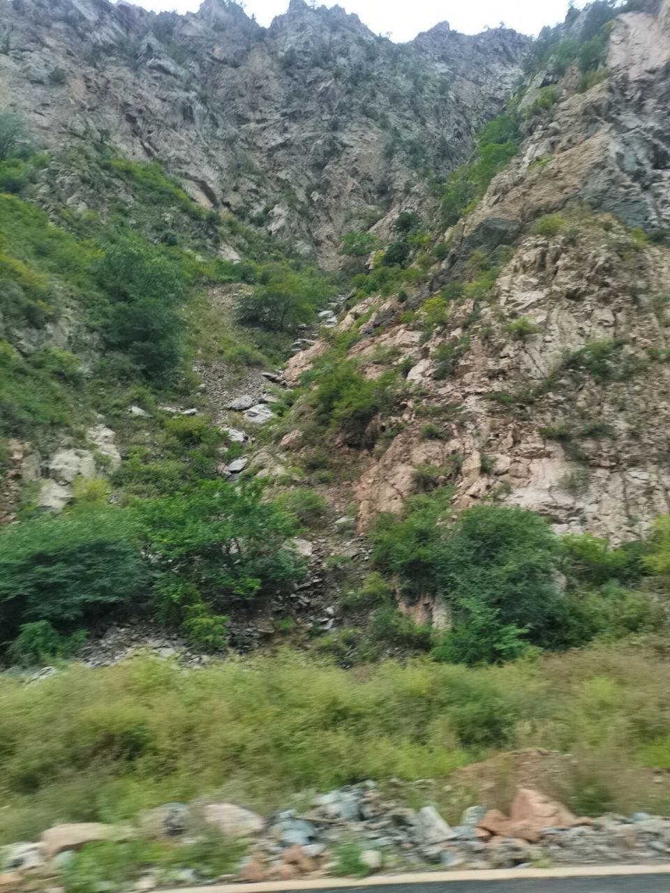 包头爬山必备景点:九峰山 虽说十月的九峰山爆火,但是八月末九月初的