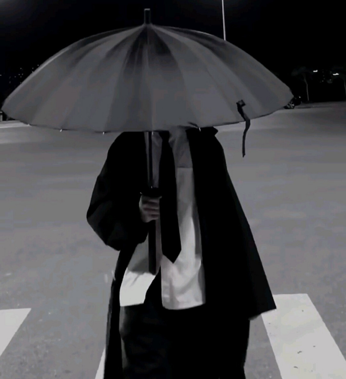 撑伞系列男生头像 好不容易翻到,这种你们要是喜欢,我再努力努力